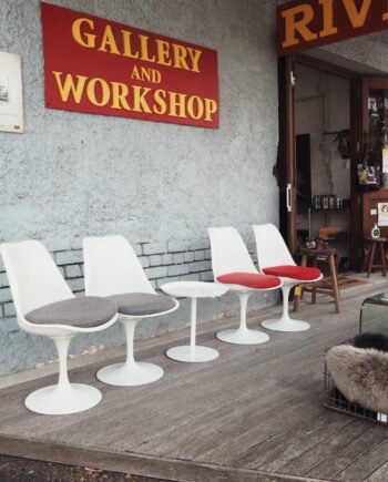 Vintage Tulip Chairs & Side Table - white by Eero Saarinen