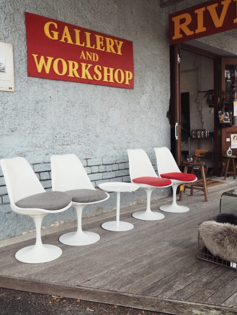 Vintage Tulip Chairs & Side Table - white by Eero Saarinen