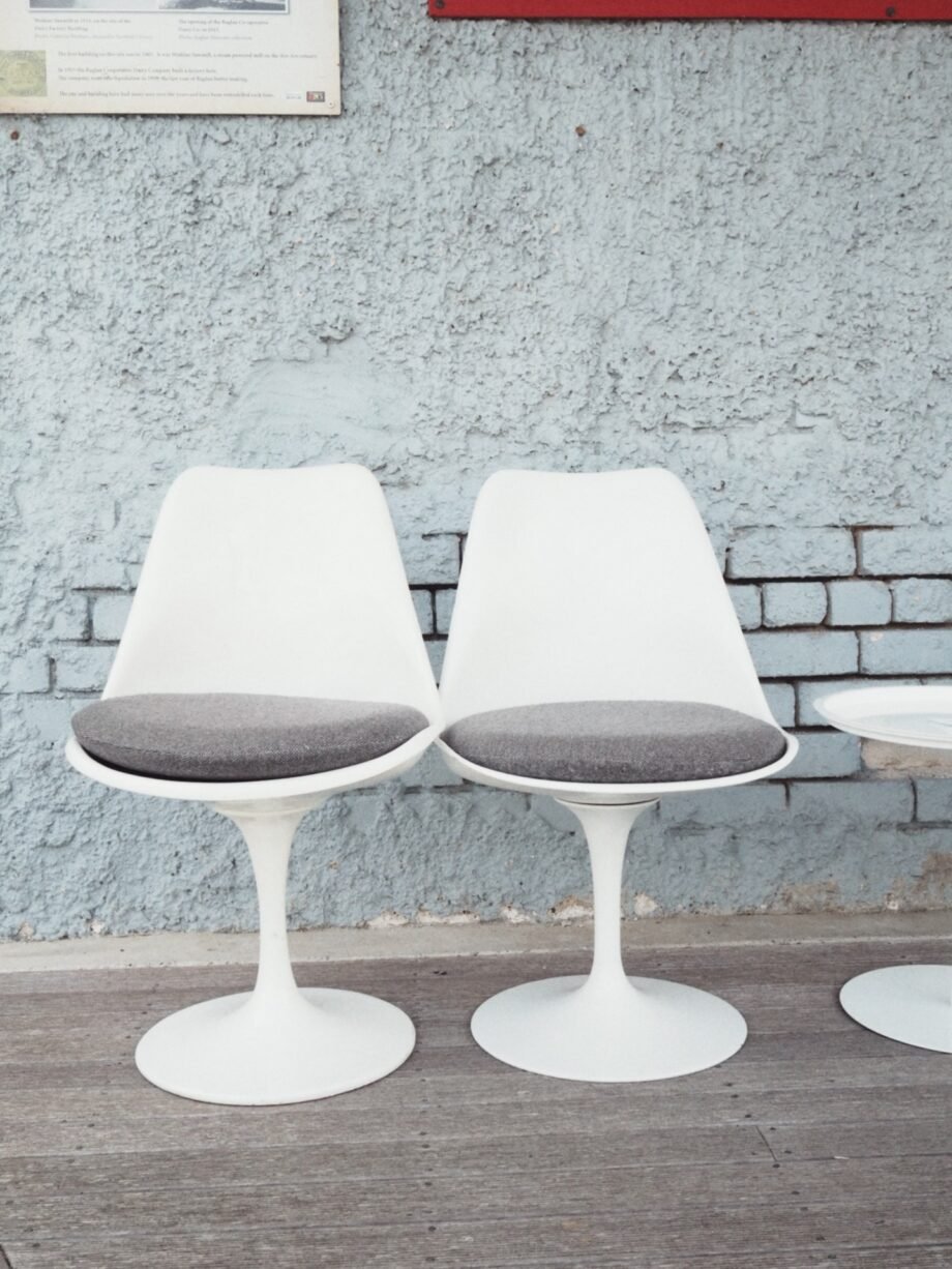 Vintage Tulip Chairs & Side Table - white by Eero Saarinen