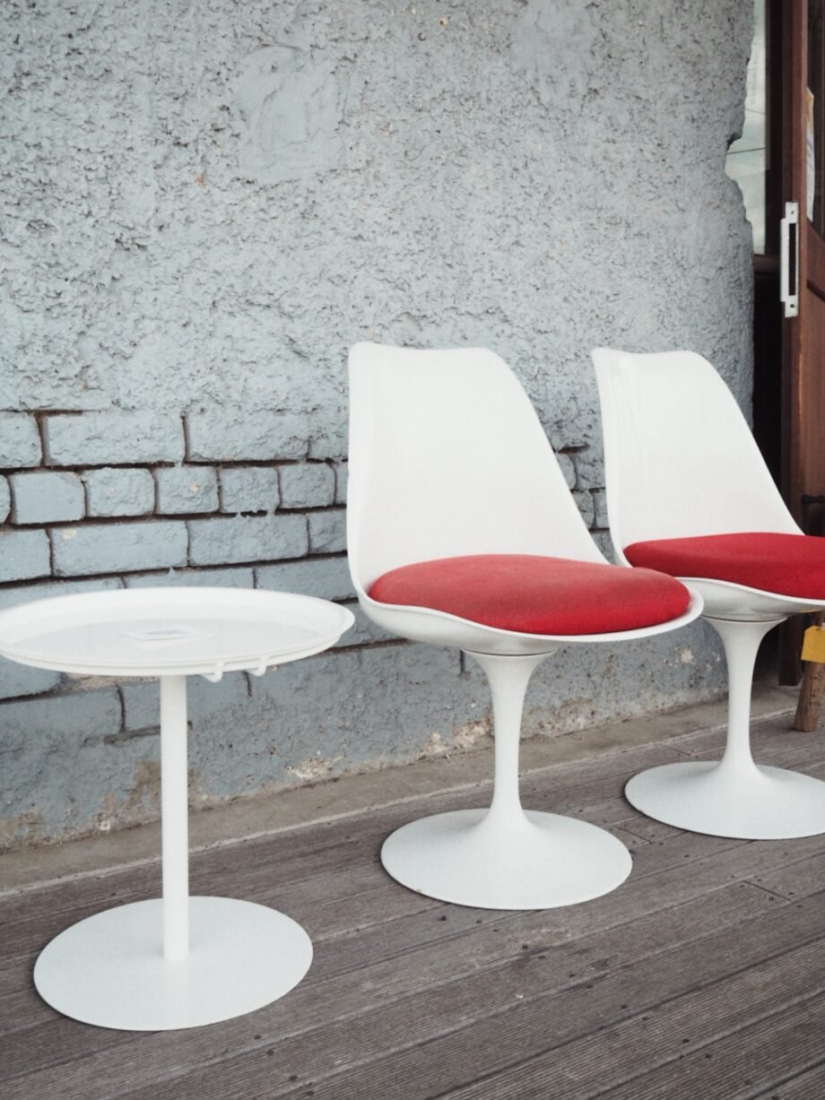 Vintage Tulip Chairs & Side Table - white by Eero Saarinen