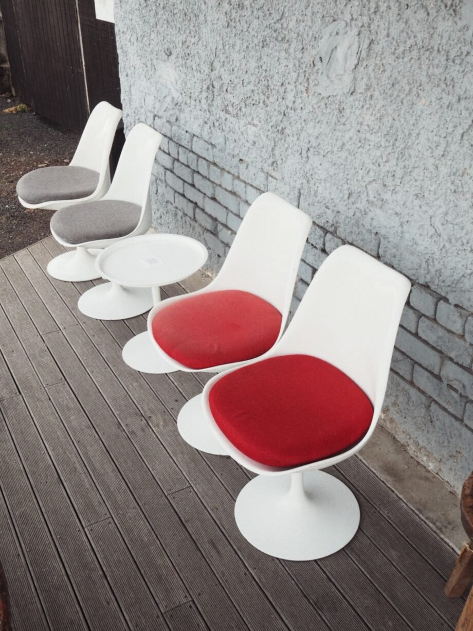 Vintage Tulip Chairs & Side Table - white by Eero Saarinen