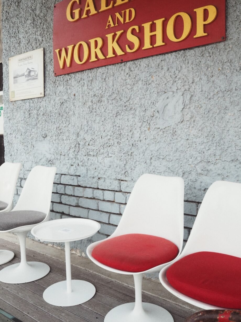 Vintage Tulip Chairs & Side Table - white by Eero Saarinen